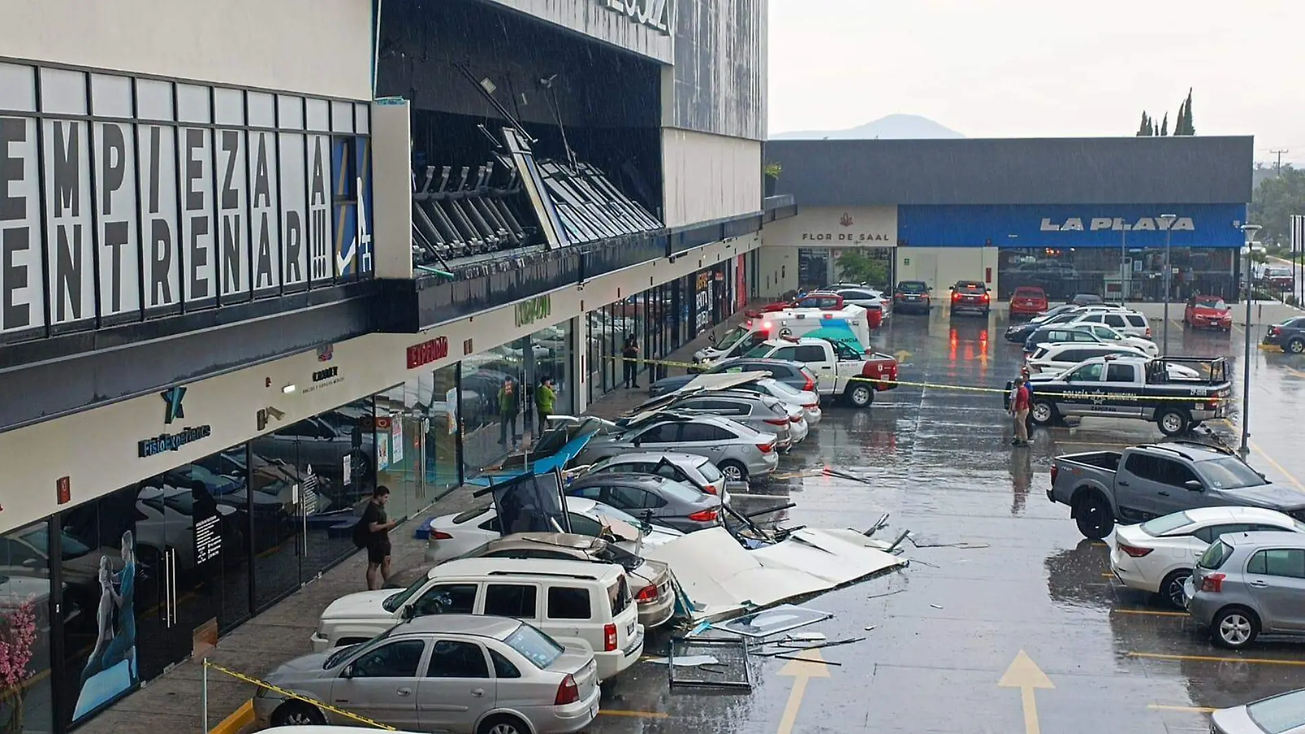 Fachada de gimnasio se cae por la fuerte lluvia en Zapopan